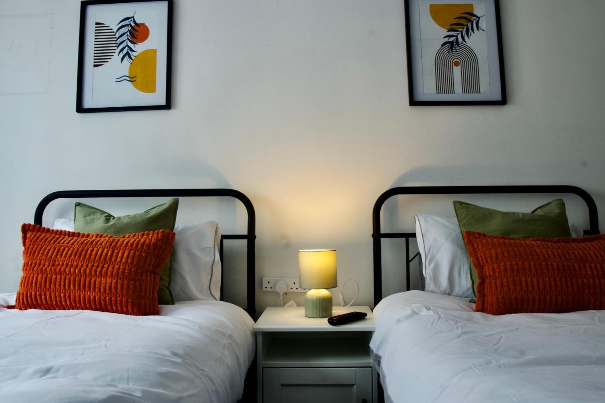 Stratford Centre, 2 Or 3 Bedroom Apartment, Walk To Westfield, Near Station, Sleeps 6