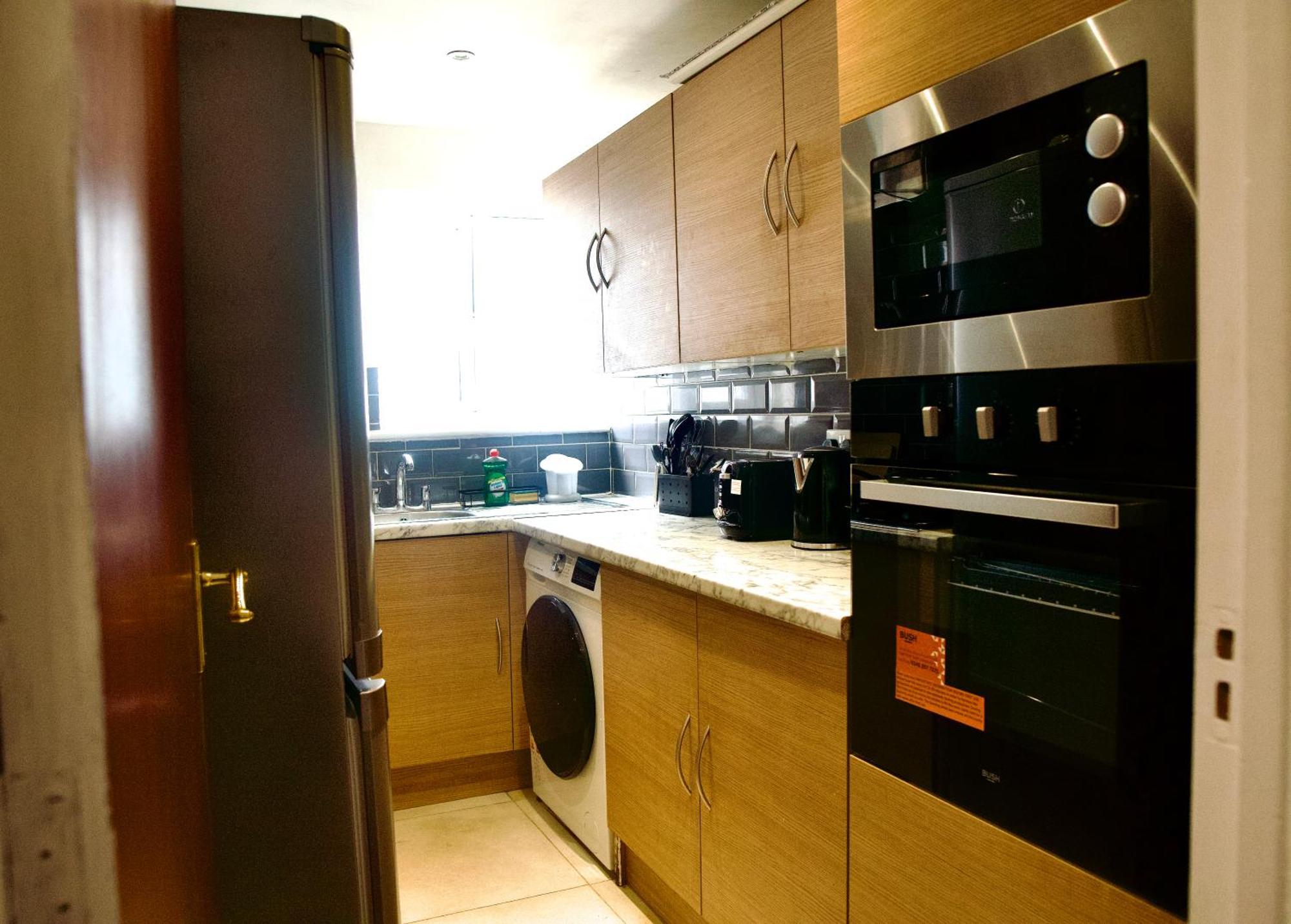 Stratford Centre, 2 Or 3 Bedroom Apartment, Walk To Westfield, Near Station, Sleeps 6 London