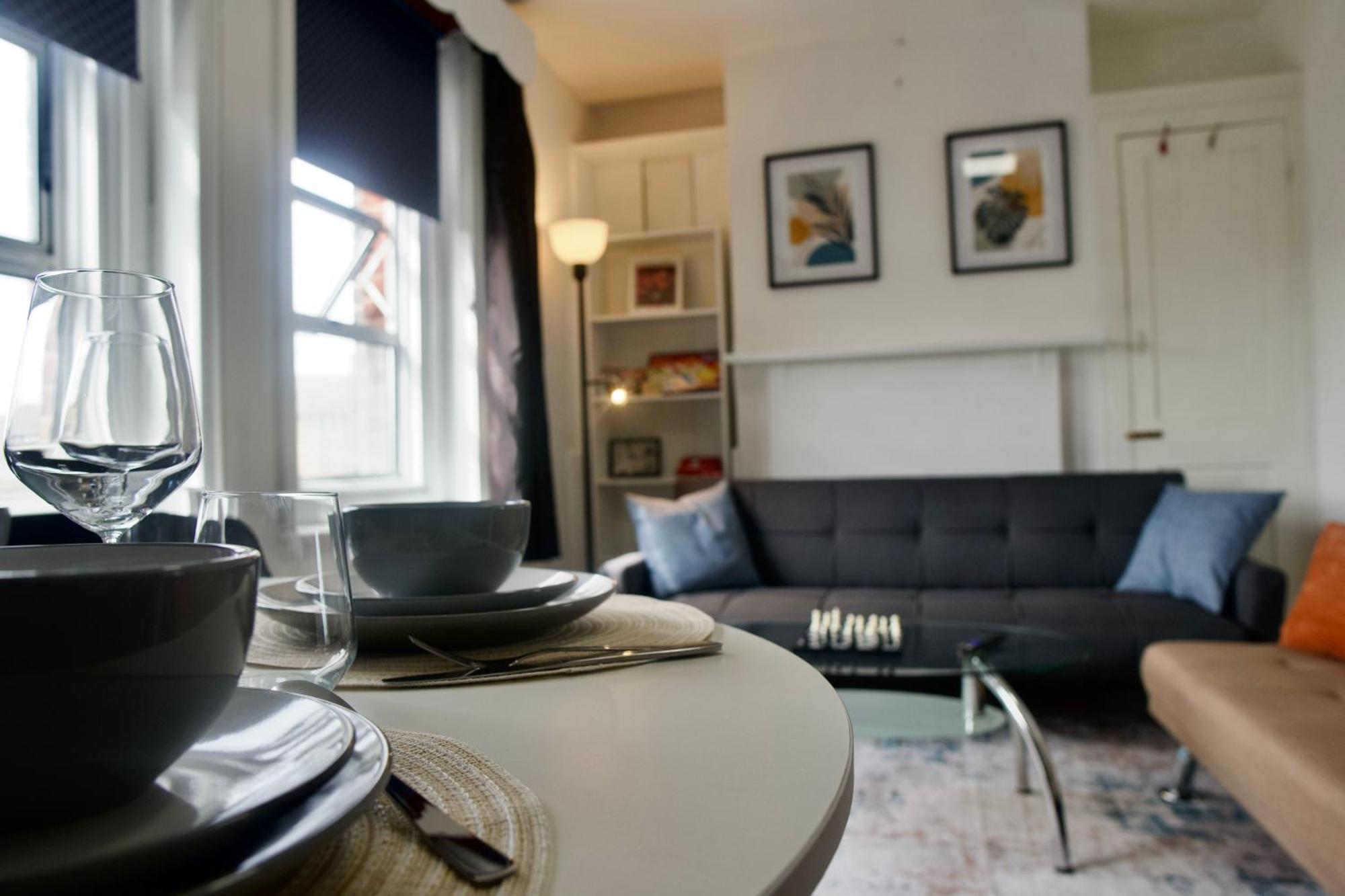Stratford Centre, 2 Or 3 Bedroom Apartment, Walk To Westfield, Near Station, Sleeps 6 London
