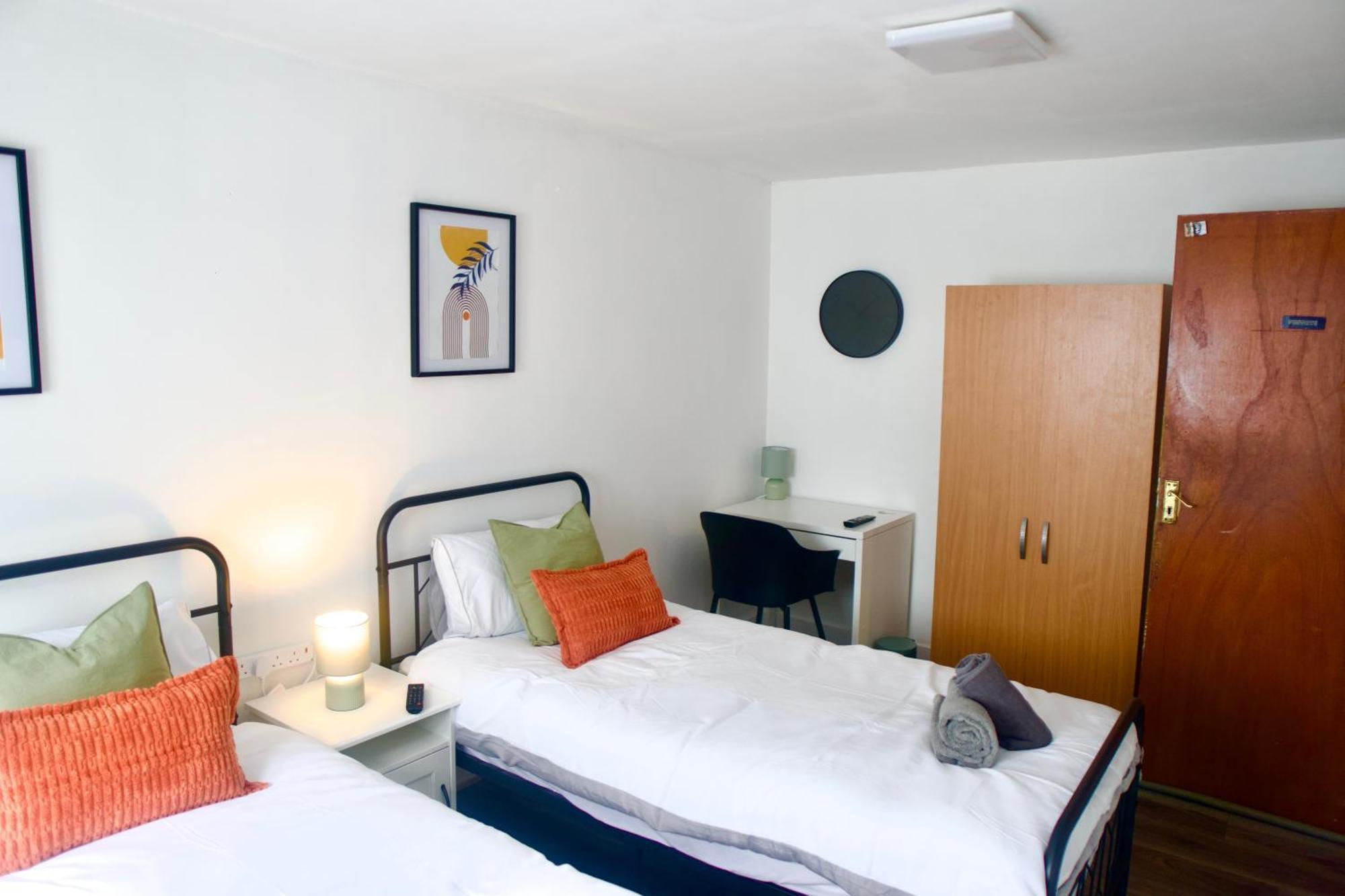 Stratford Centre, 2 Or 3 Bedroom Apartment, Walk To Westfield, Near Station, Sleeps 6 * London