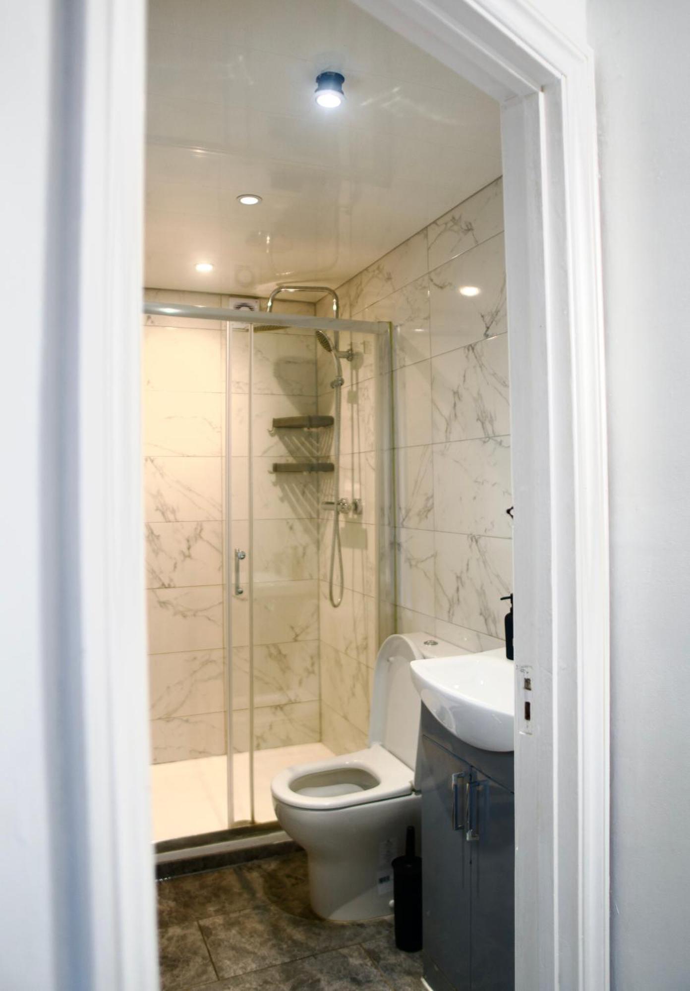 Stratford Centre, 2 Or 3 Bedroom Apartment, Walk To Westfield, Near Station, Sleeps 6 *