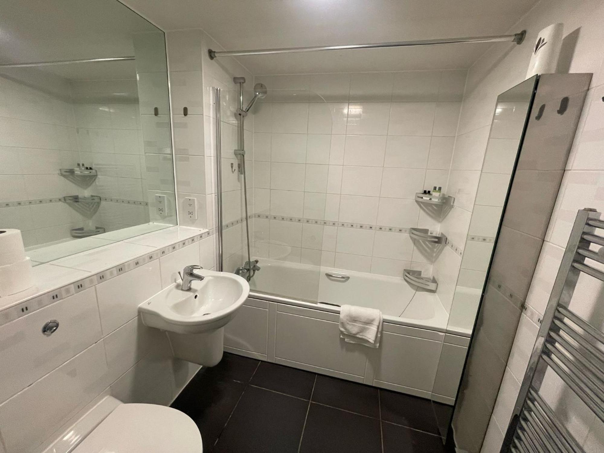 Large Flat In Quiet Area Near Seven Sisters *