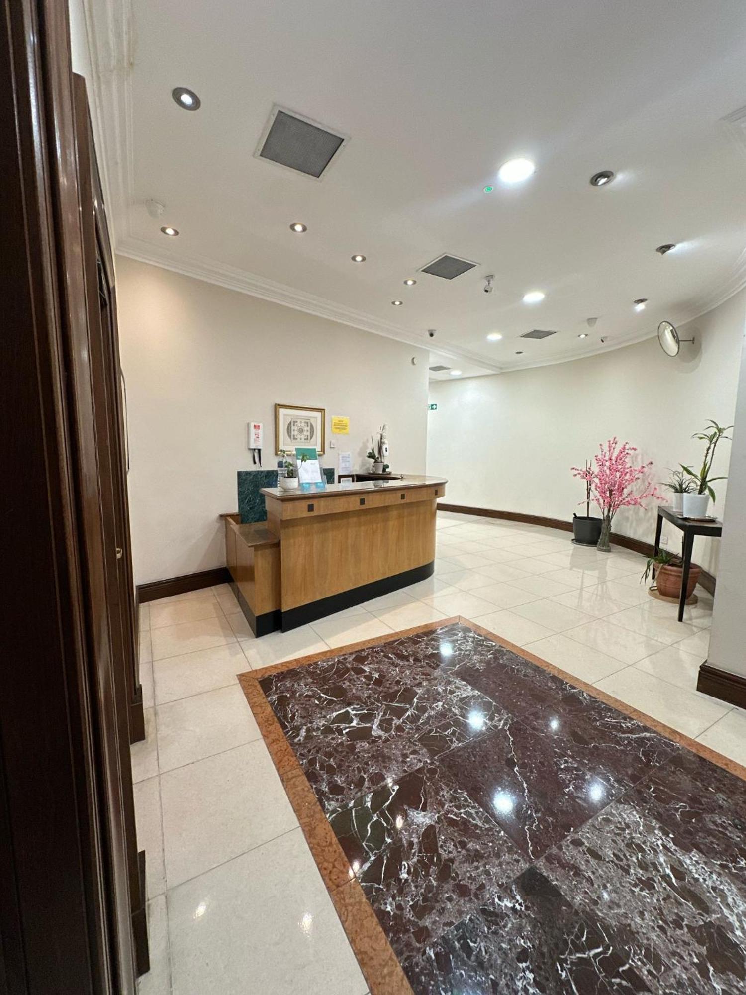 Apartment 1 Bedroom With Security 24 *