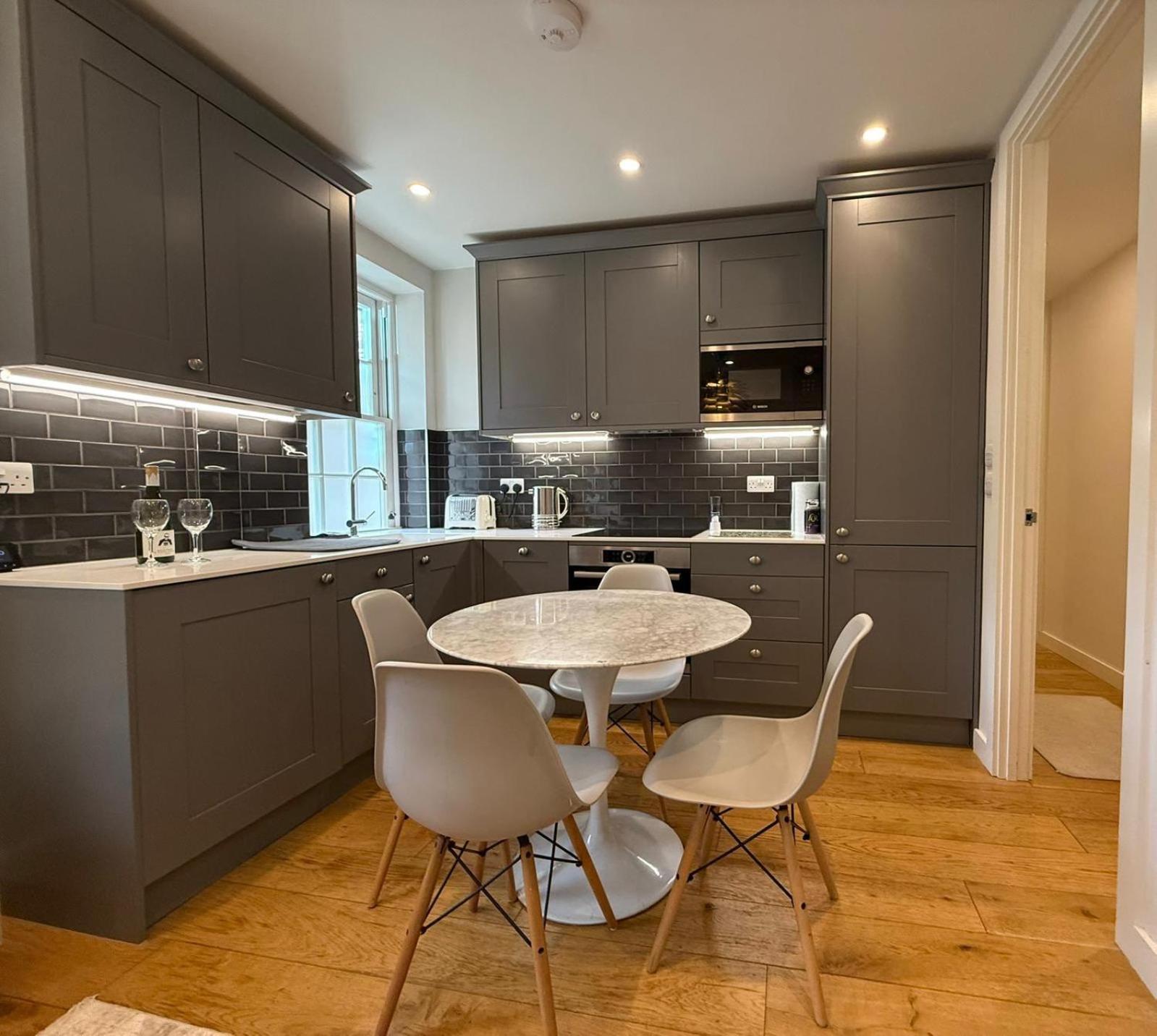 With 2 Bedrooms -sleeps6 Apartment London