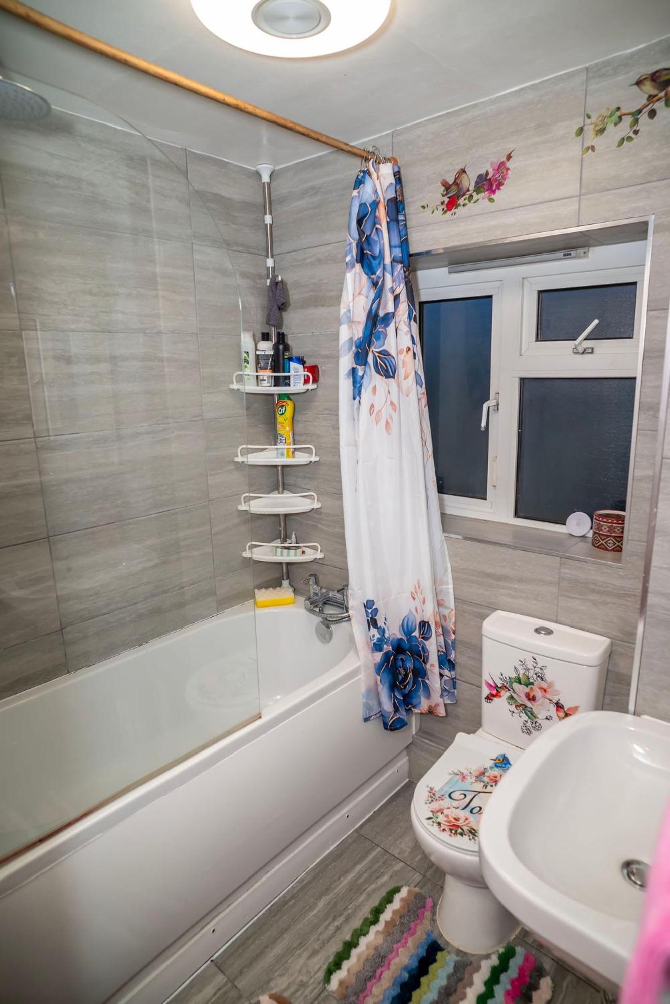 4 Bed Masonette With Garden Guest house *