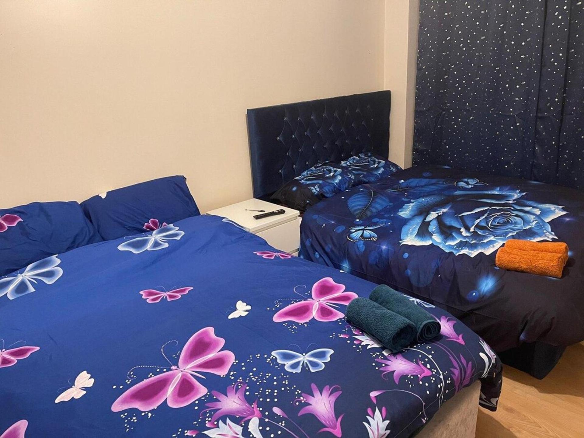 4 Beds Sleeps 15 Near Lcy Airport & Excel *