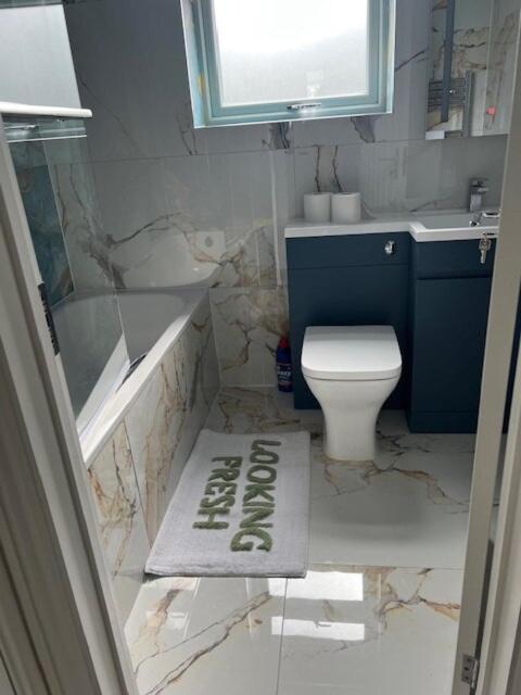Graveney House -sleeps 8 - Zone 3 Holiday home *