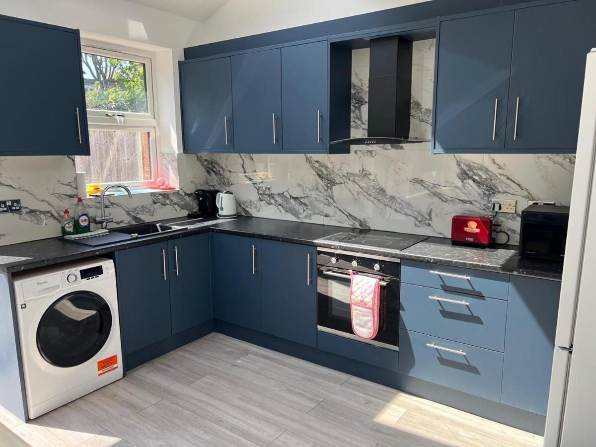 Graveney House -sleeps 8 - Zone 3 *