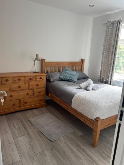 Graveney House -sleeps 8 - Zone 3 Holiday home