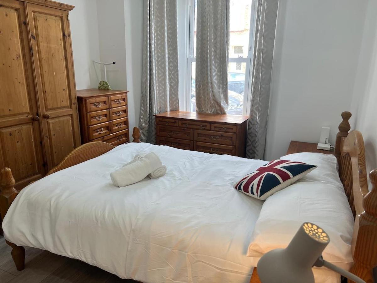 Graveney House -sleeps 8 - Zone 3 Holiday home *