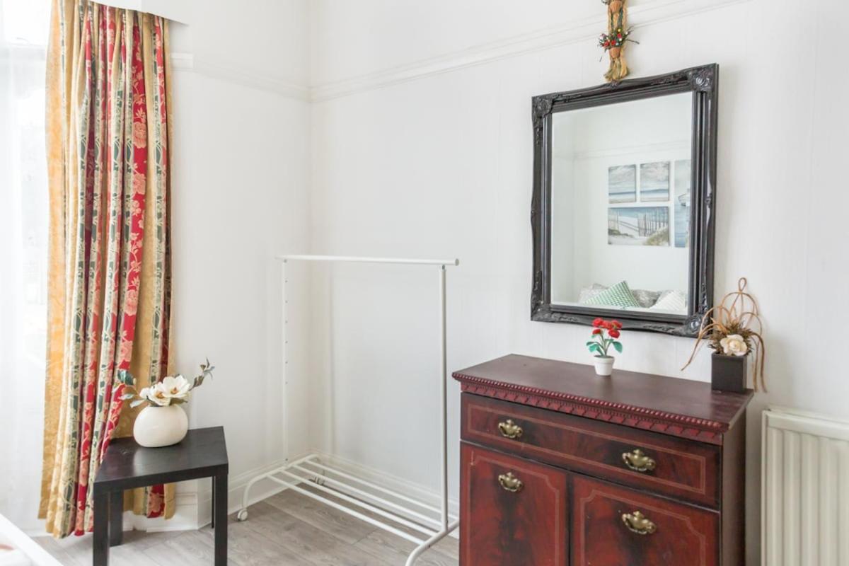 Five-bedroom Detached House Garden View Near Train Station In Holiday home London