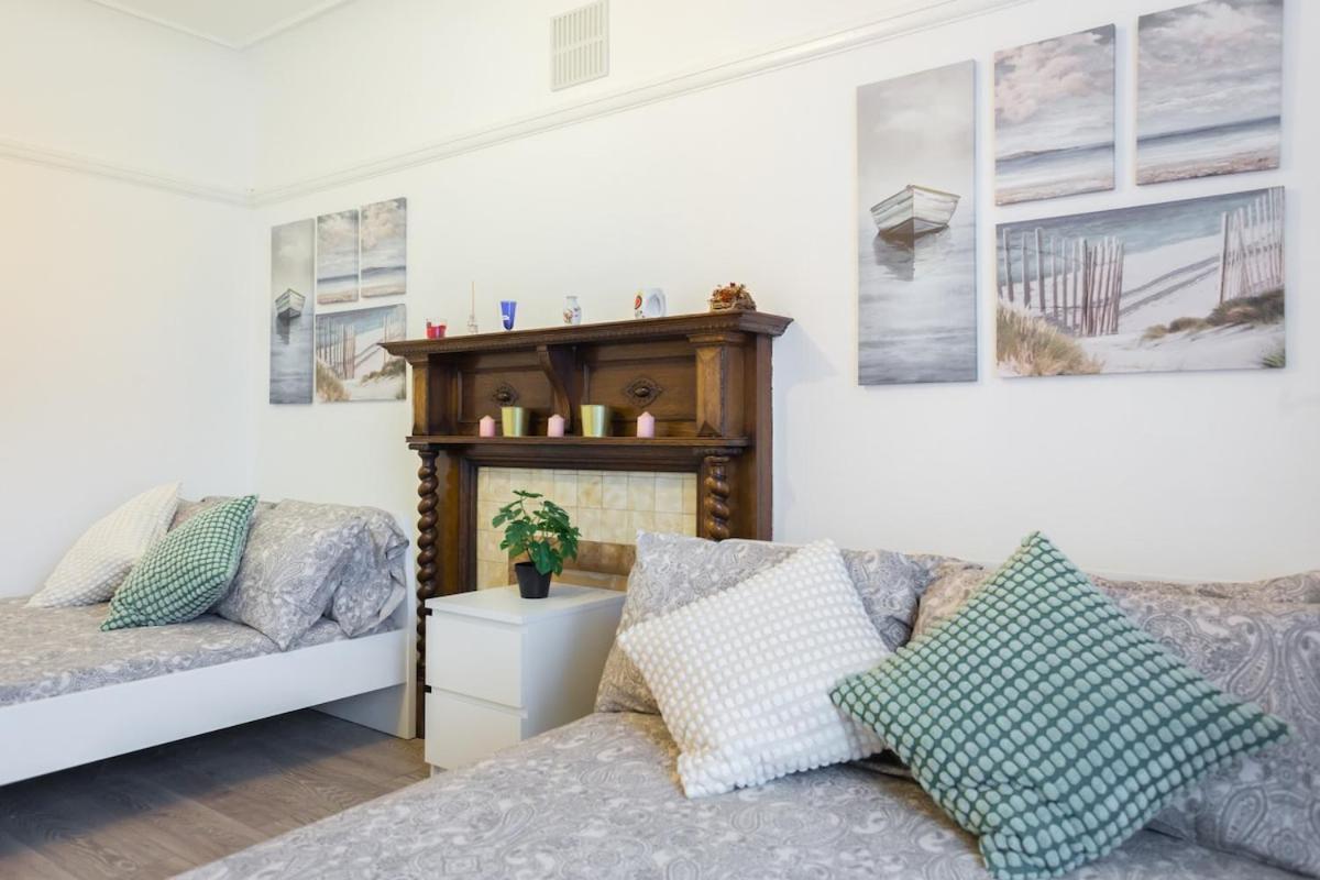 Five-bedroom Detached House Garden View Near Train Station In London