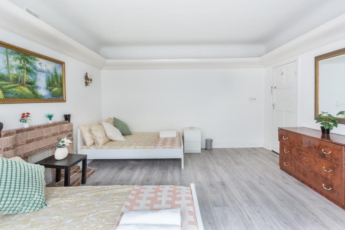 Five-bedroom Detached House Garden View Near Train Station In London