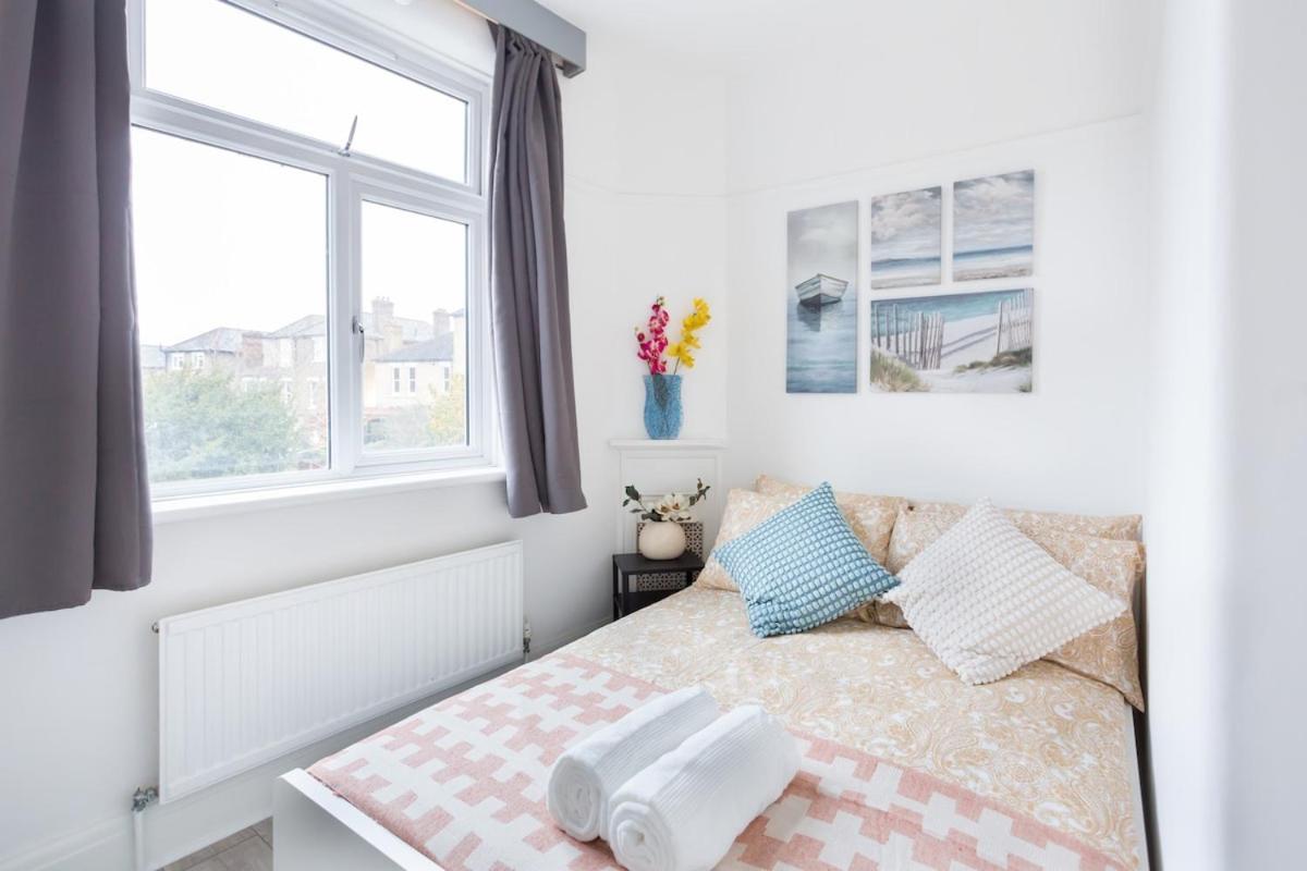 Five-bedroom Detached House Garden View Near Train Station In Holiday home London