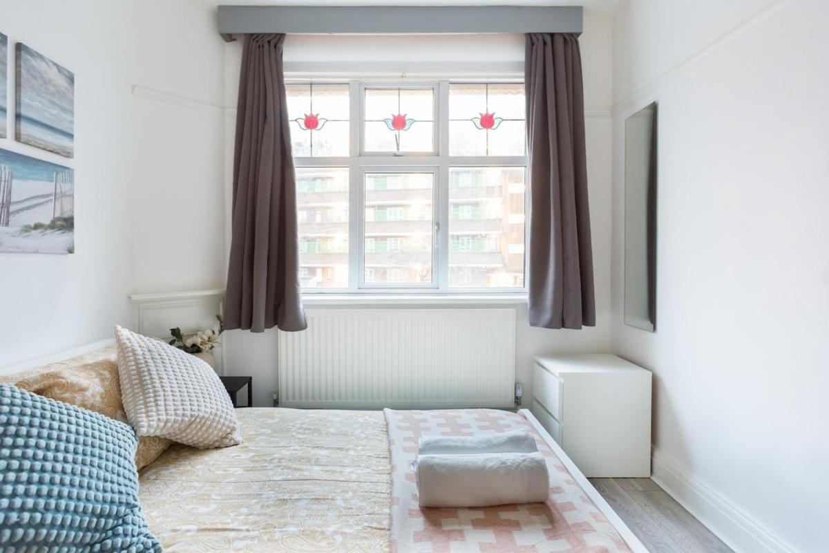 Five-bedroom Detached House Garden View Near Train Station In *