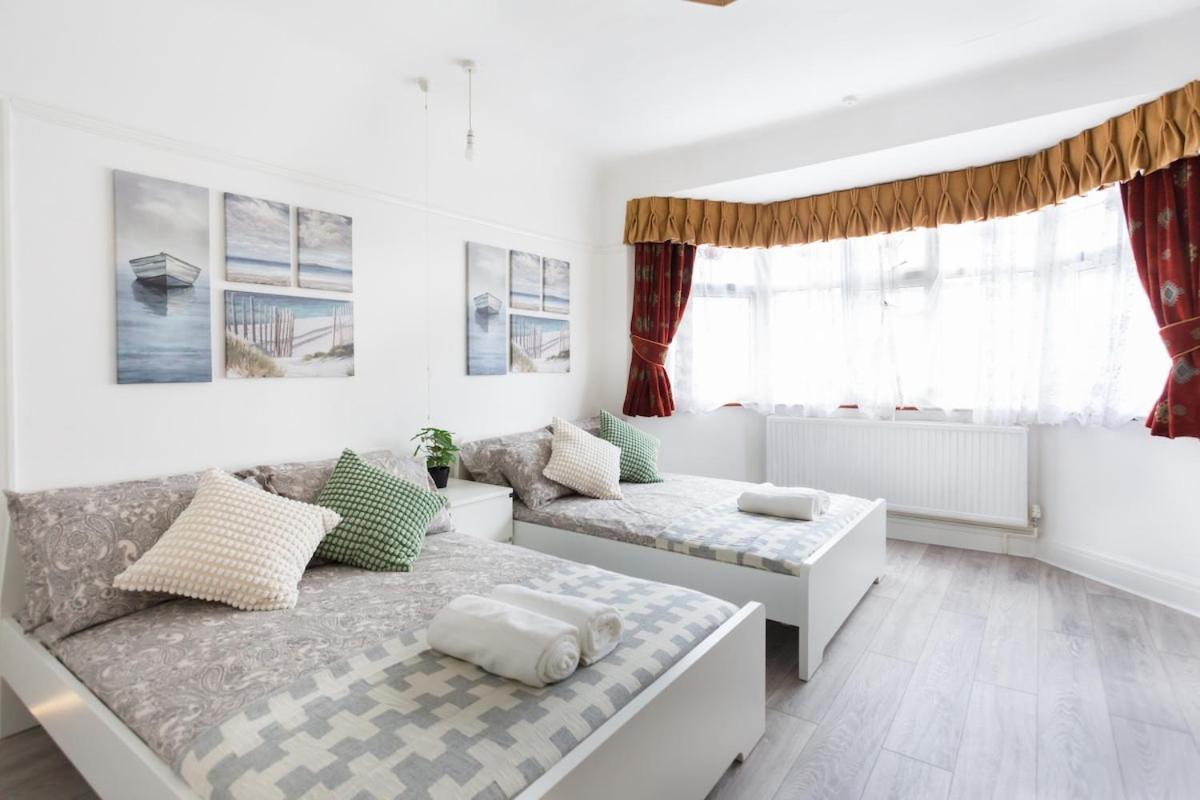 Five-bedroom Detached House Garden View Near Train Station In London