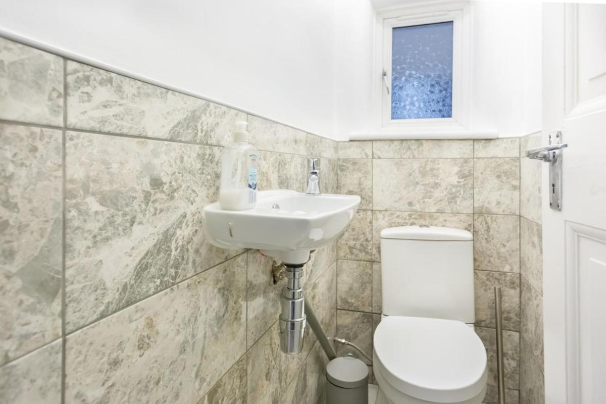 Five-bedroom Detached House Garden View Near Train Station In * London