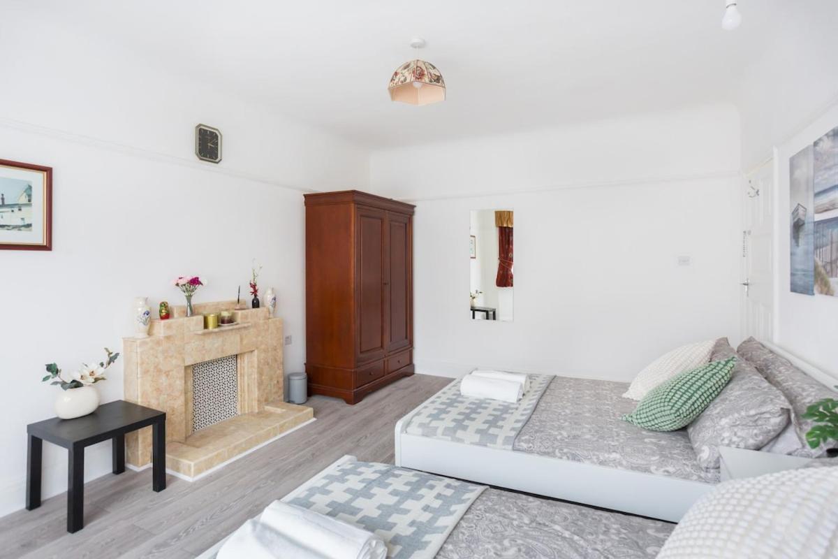 Holiday home Five-bedroom Detached House Garden View Near Train Station In *