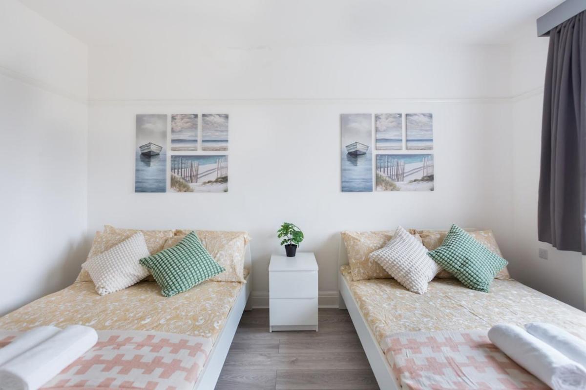 Five-bedroom Detached House Garden View Near Train Station In London
