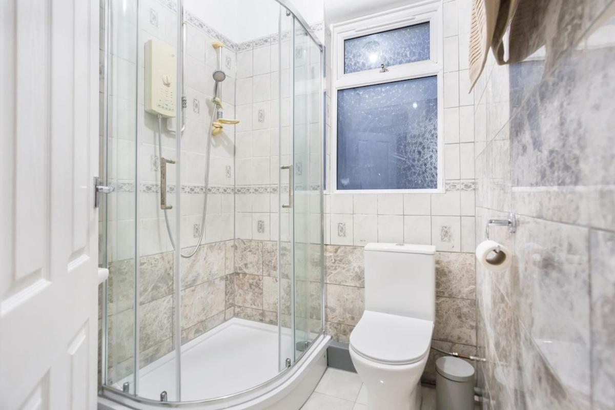 Five-bedroom Detached House Garden View Near Train Station In * London