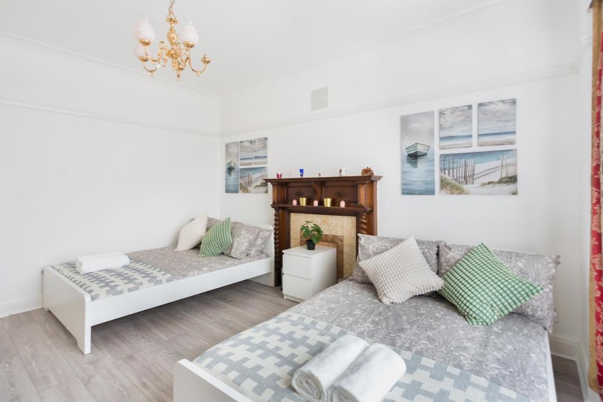 Five-bedroom Detached House Garden View Near Train Station In Holiday home London