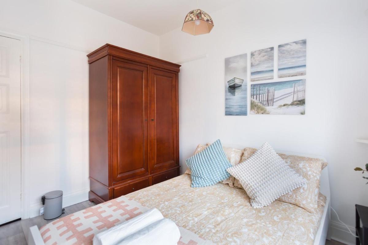 Holiday home Five-bedroom Detached House Garden View Near Train Station In London