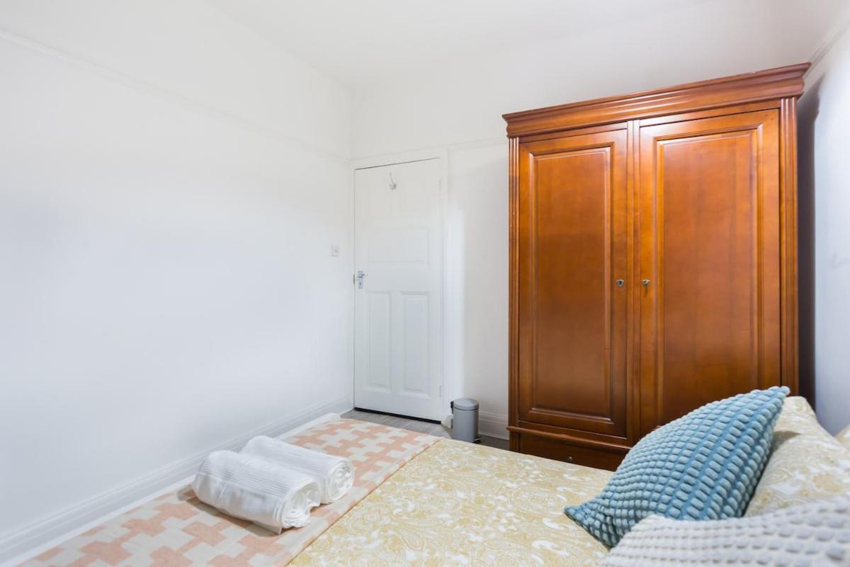 Five-bedroom Detached House Garden View Near Train Station In London