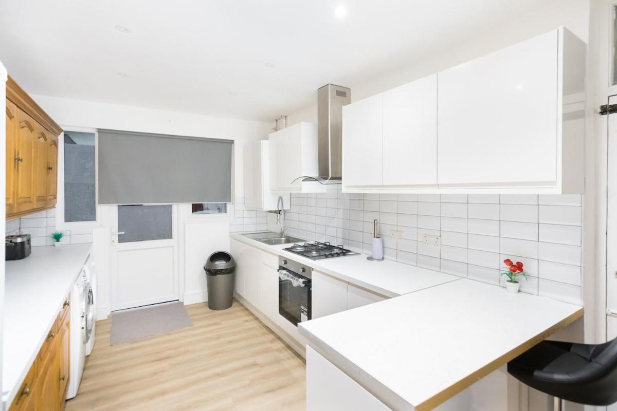 Five-bedroom Detached House Garden View Near Train Station In Holiday home *