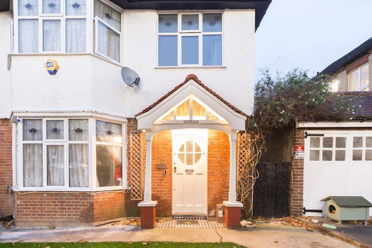Five-bedroom Detached House Garden View Near Train Station In Holiday home London