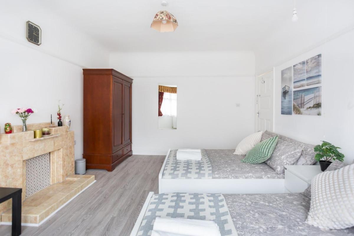 Five-bedroom Detached House Garden View Near Train Station In *
