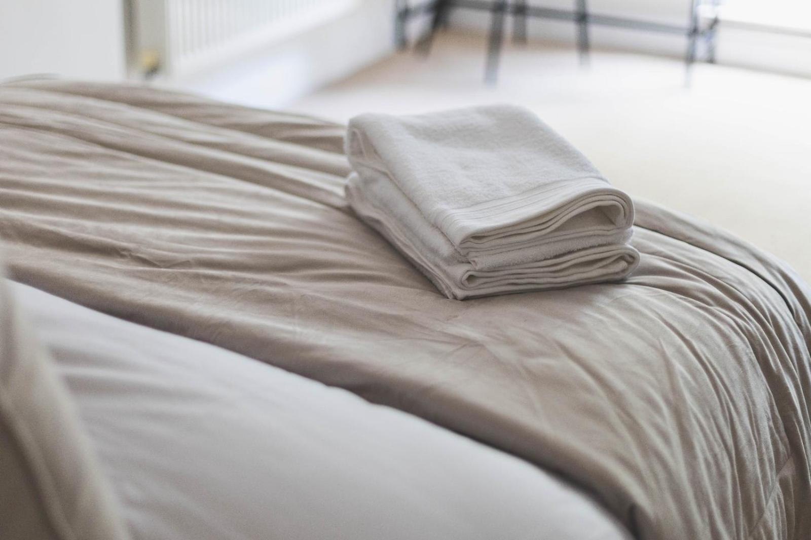Luxury 2 Bedroom - Minutes From Train Station With Free Parking Appartement *
