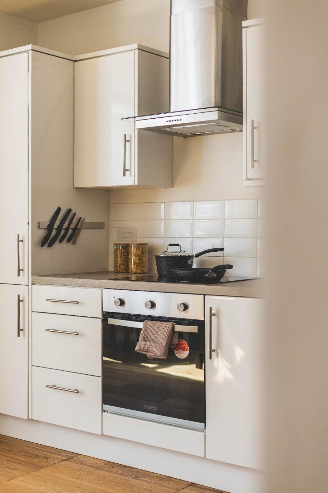 Appartement Luxury 2 Bedroom - Minutes From Train Station With Free Parking