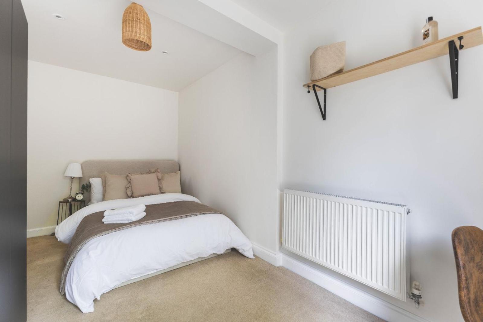 Appartement Luxury 2 Bedroom - Minutes From Train Station With Free Parking Londen