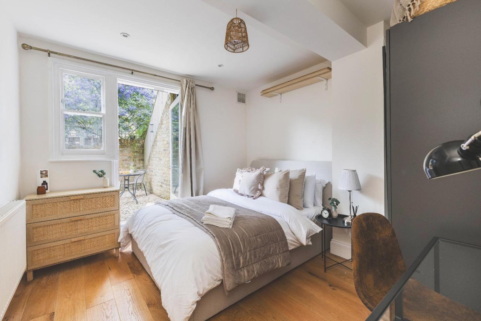 Luxury 2 Bedroom - Minutes From Train Station With Free Parking *