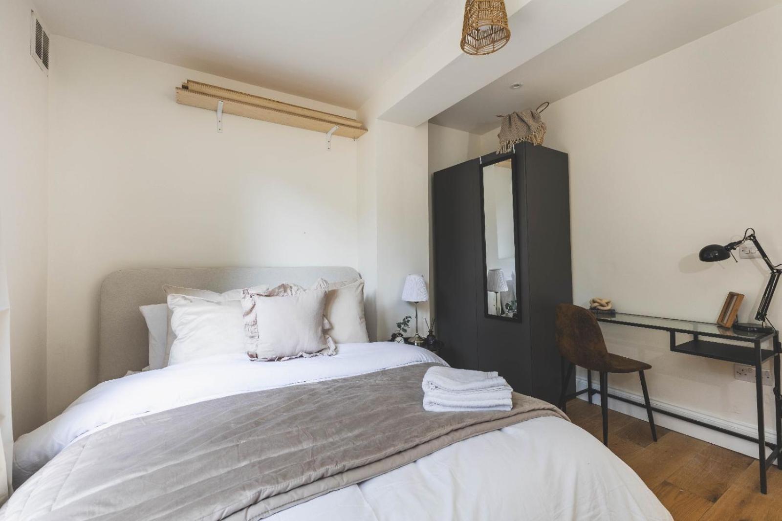 Appartement Luxury 2 Bedroom - Minutes From Train Station With Free Parking