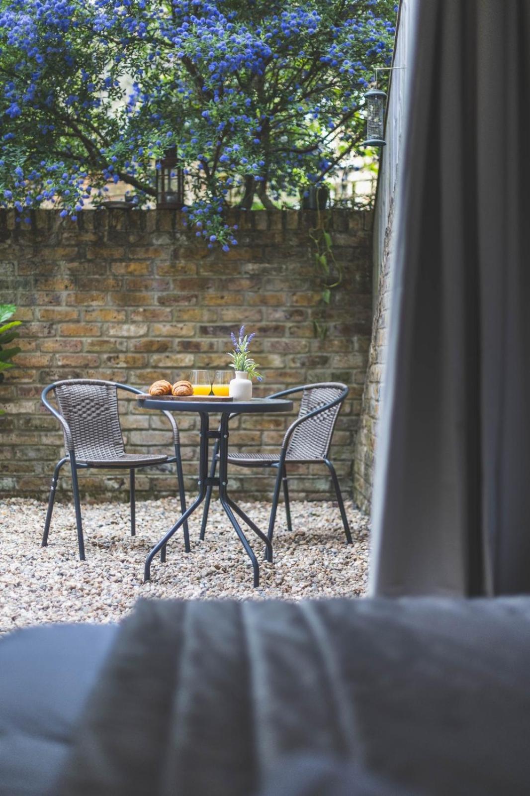 Luxury 2 Bedroom - Minutes From Train Station With Free Parking Appartement