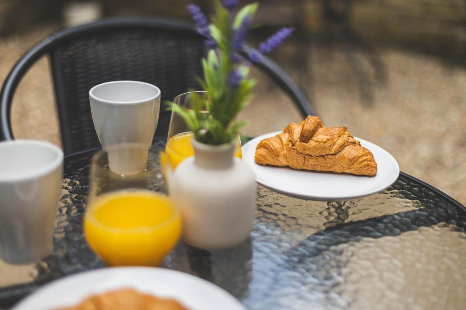 Appartement Luxury 2 Bedroom - Minutes From Train Station With Free Parking