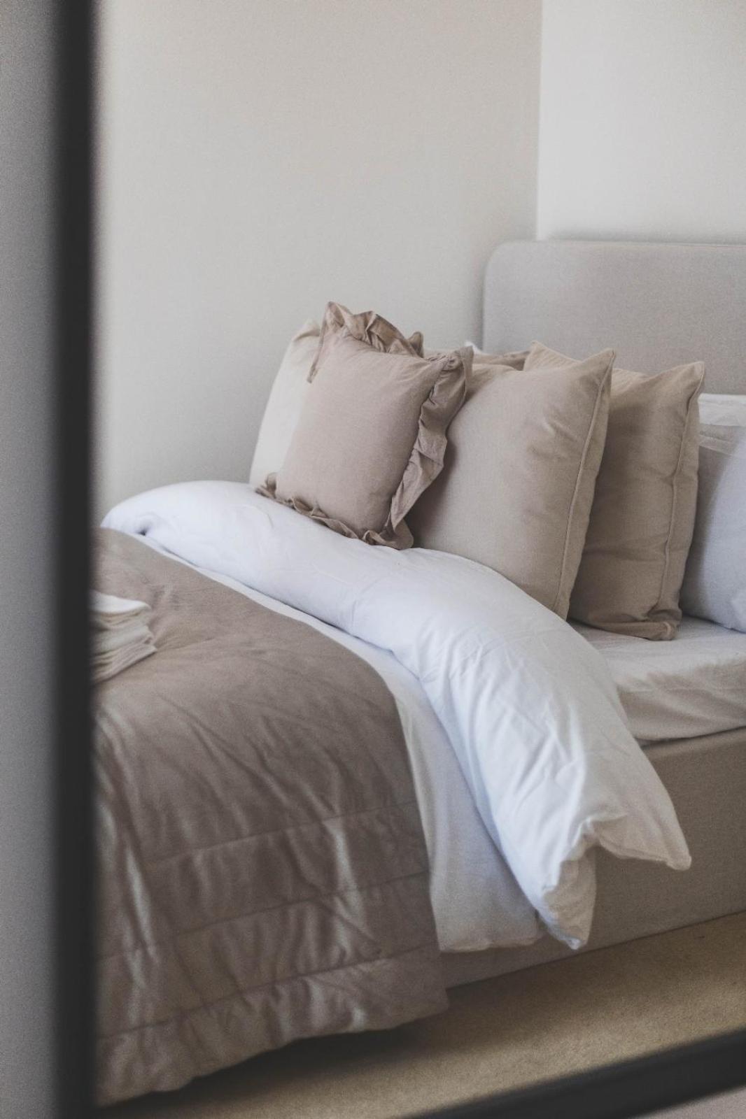 Luxury 2 Bedroom - Minutes From Train Station With Free Parking Appartement Londen