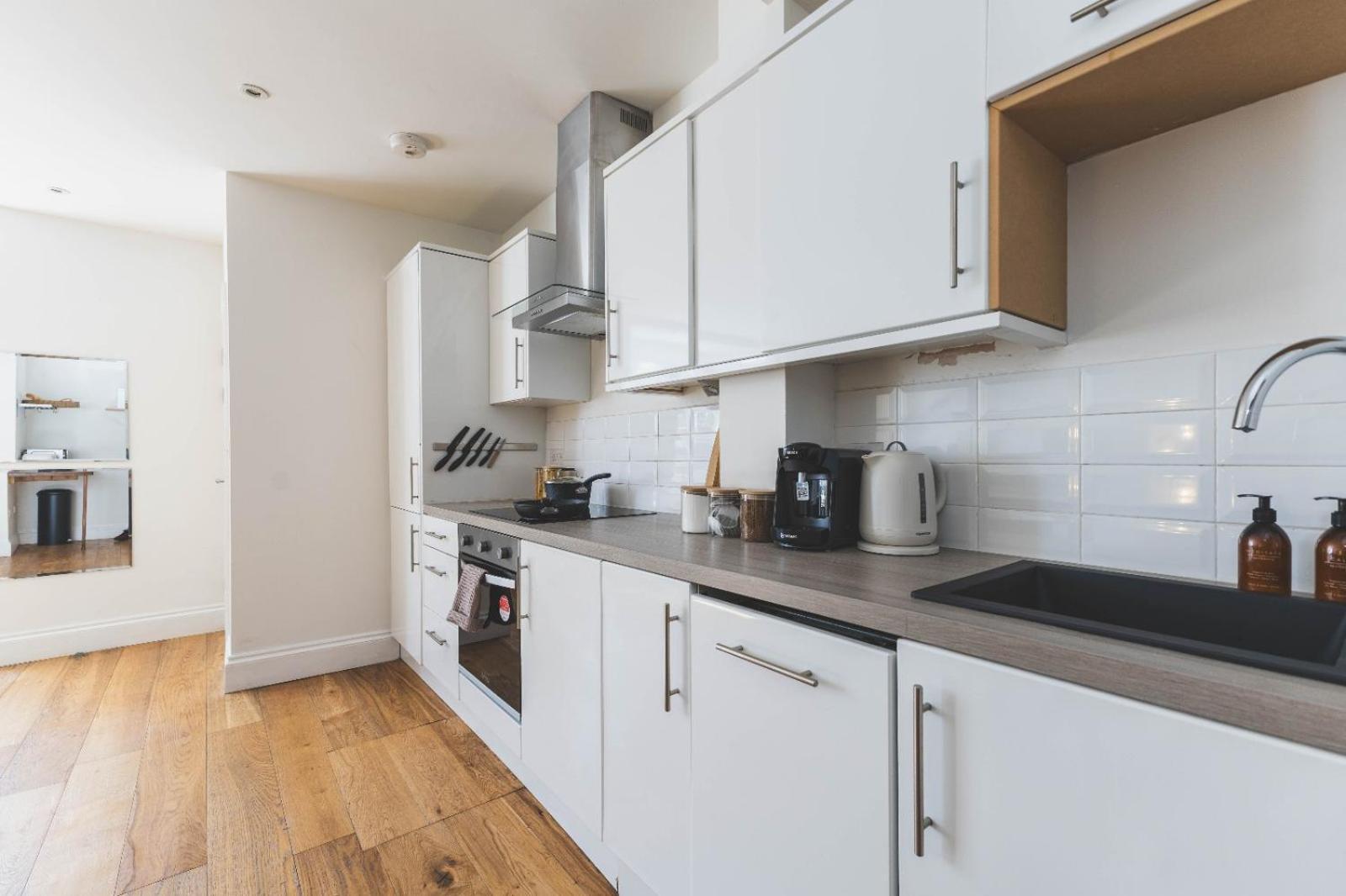 Luxury 2 Bedroom - Minutes From Train Station With Free Parking
