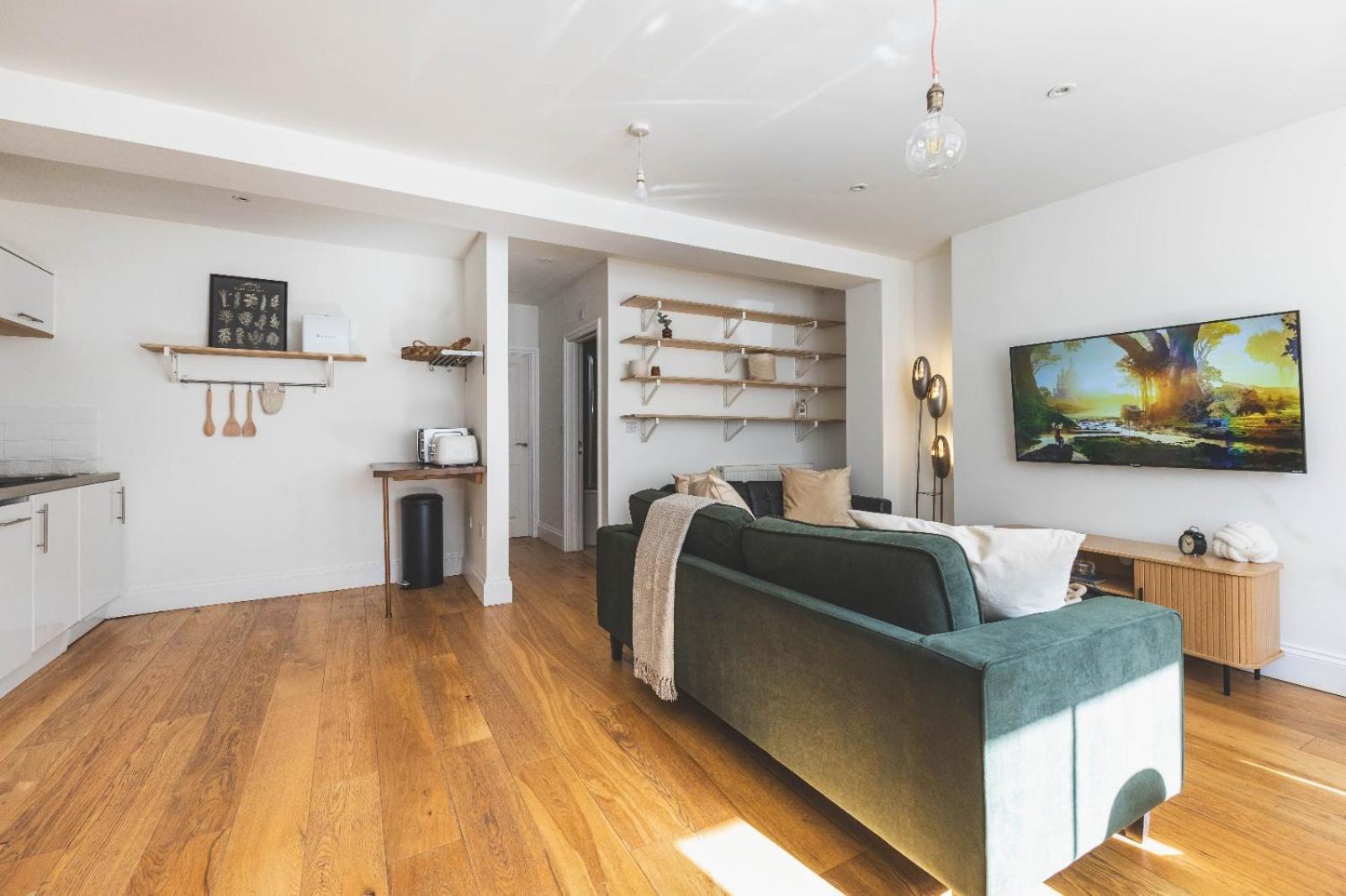 Luxury 2 Bedroom - Minutes From Train Station With Free Parking * Londen