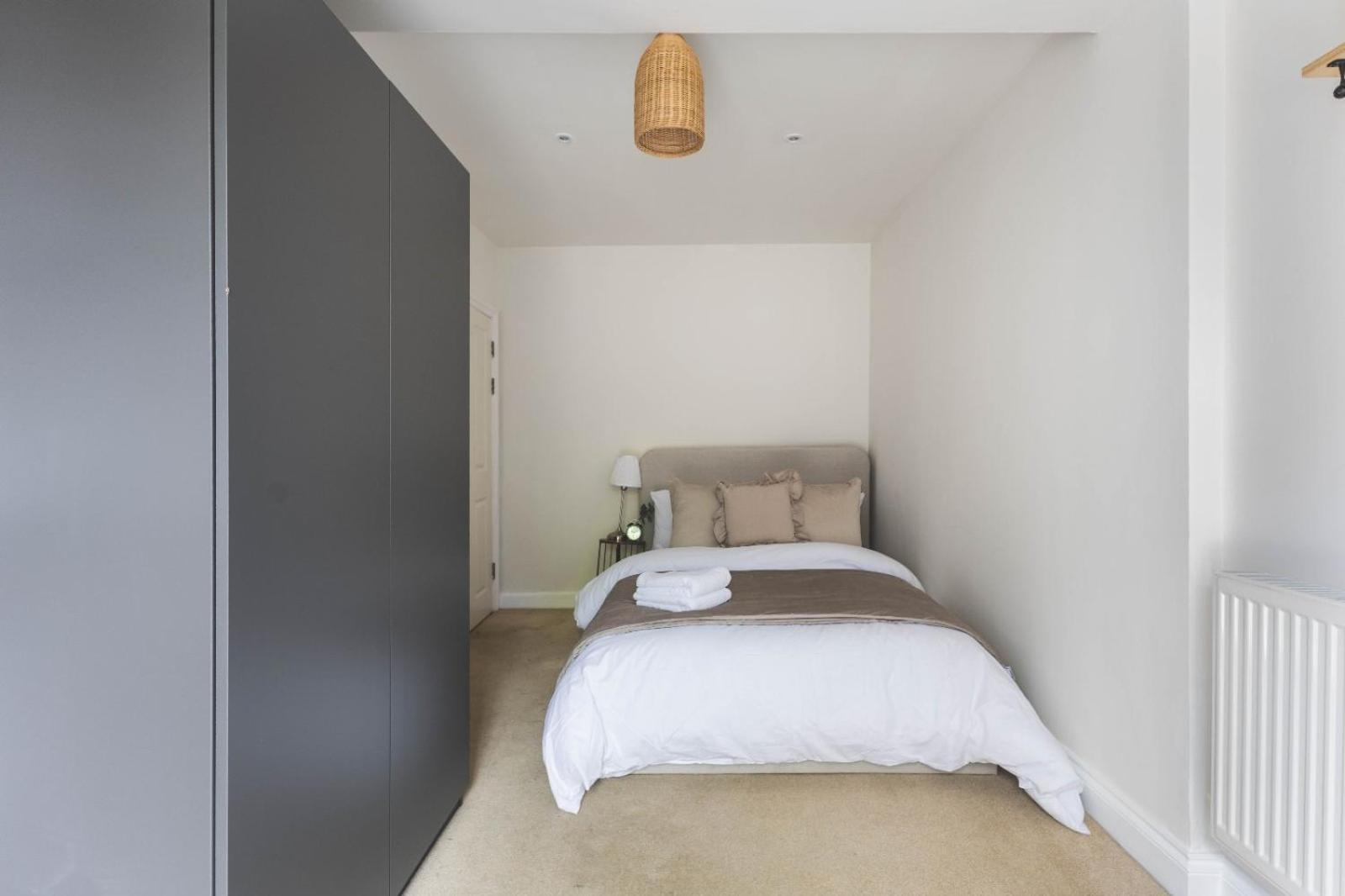 Luxury 2 Bedroom - Minutes From Train Station With Free Parking Londen