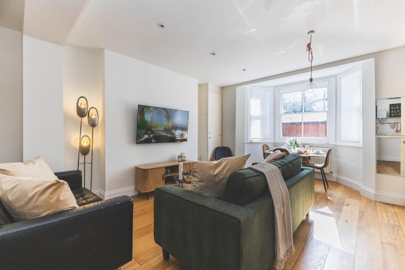 Luxury 2 Bedroom - Minutes From Train Station With Free Parking Appartement