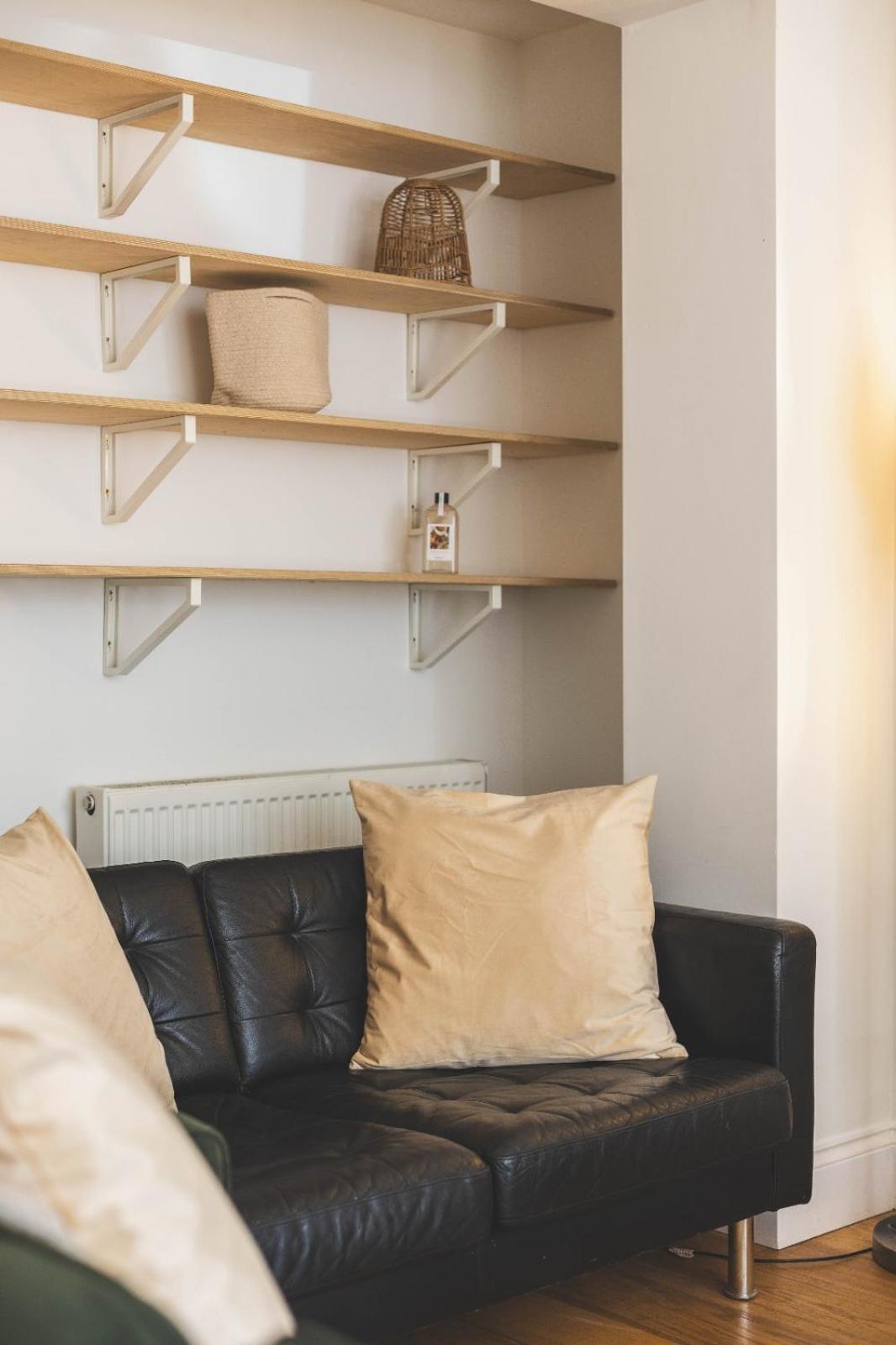 Appartement Luxury 2 Bedroom - Minutes From Train Station With Free Parking *