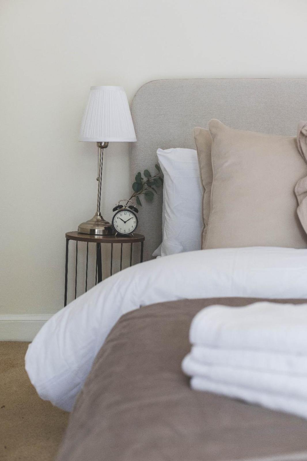 Luxury 2 Bedroom - Minutes From Train Station With Free Parking Londen