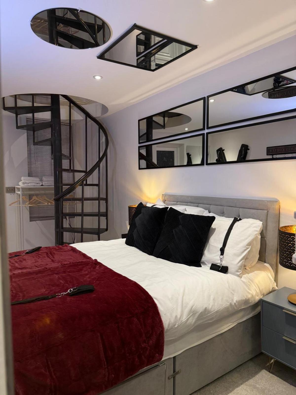 Luxury Duplex With Hot Tub Apartment London