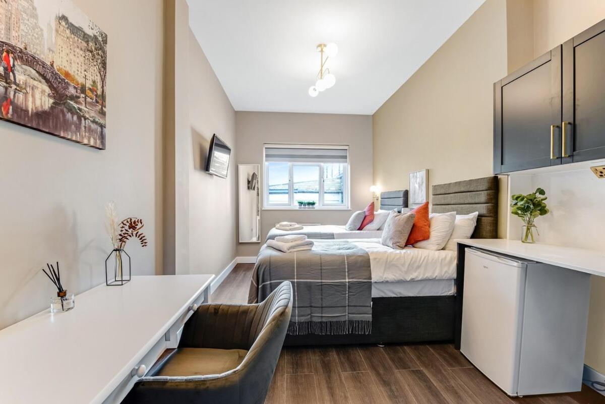 Wake, Sip, Slay Stylish With Cozy Feels 3 Apartment London