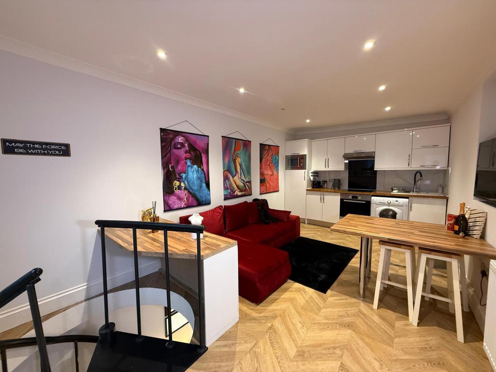 Luxury Duplex With Hot Tub * London