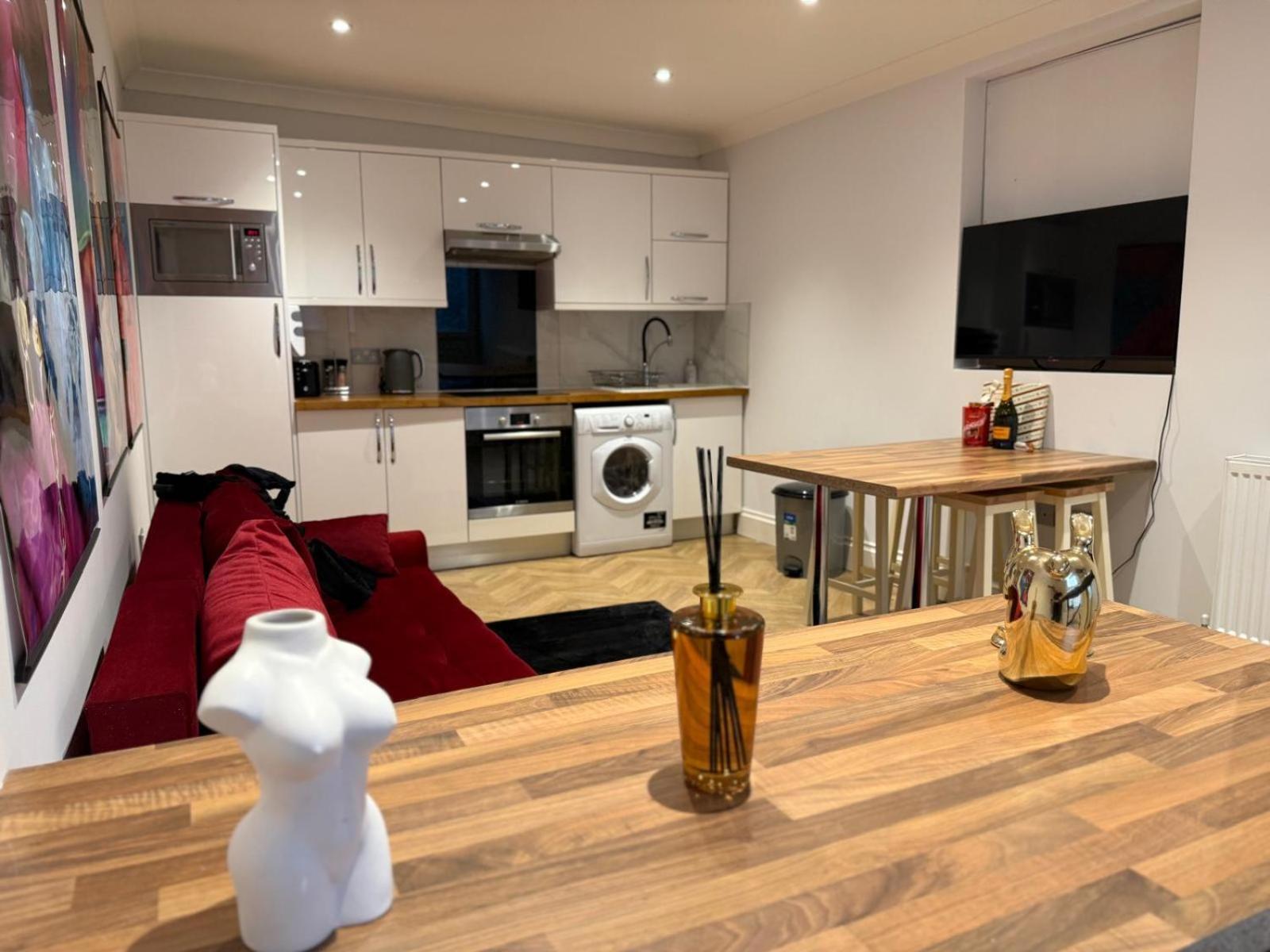 Luxury Duplex With Hot Tub * London