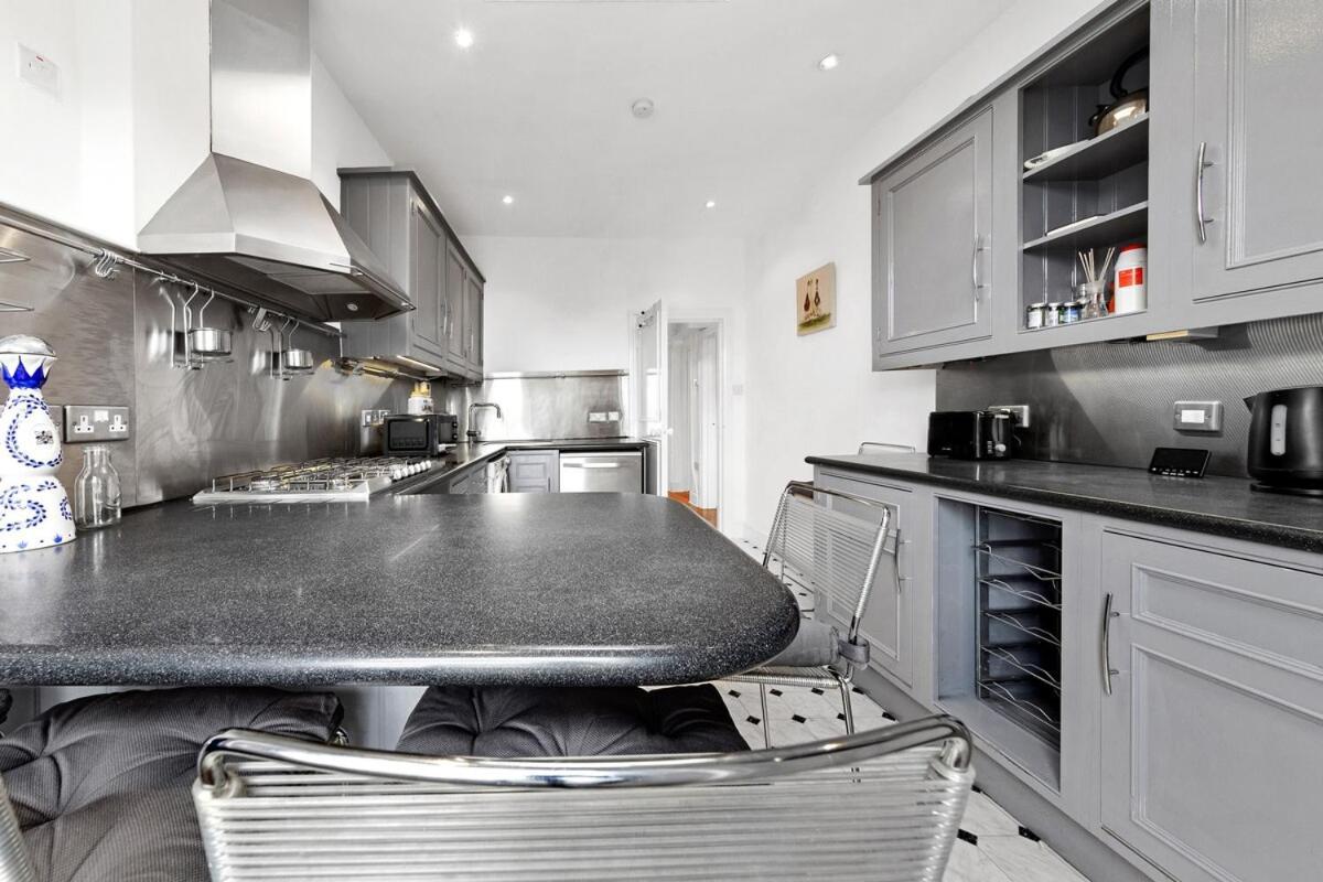 Spacious Sleep 11 With Terrace In Earls Court Ec99 Apartment London