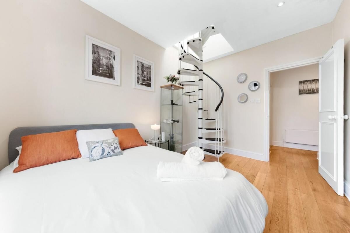 Spacious Sleep 11 With Terrace In Earls Court Ec99 London